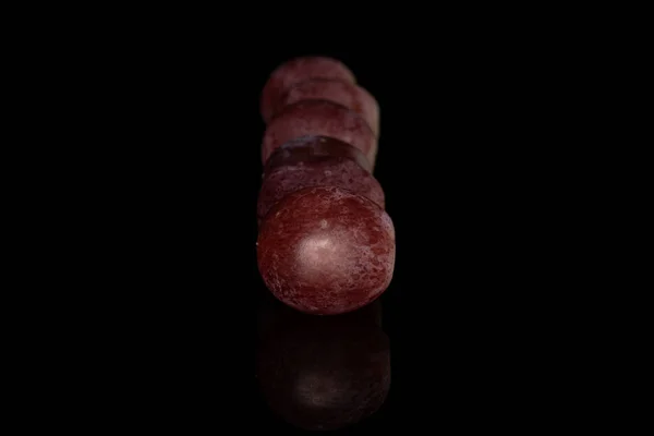 Rosenweintraube isoliert auf schwarzem Glas — Stockfoto