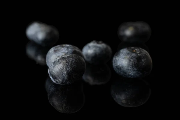 Myrtille fraîche isolée sur verre noir — Photo