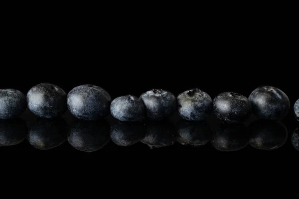 Verse bosbes geïsoleerd op zwart glas — Stockfoto