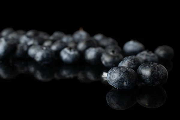 Myrtille fraîche isolée sur verre noir — Photo