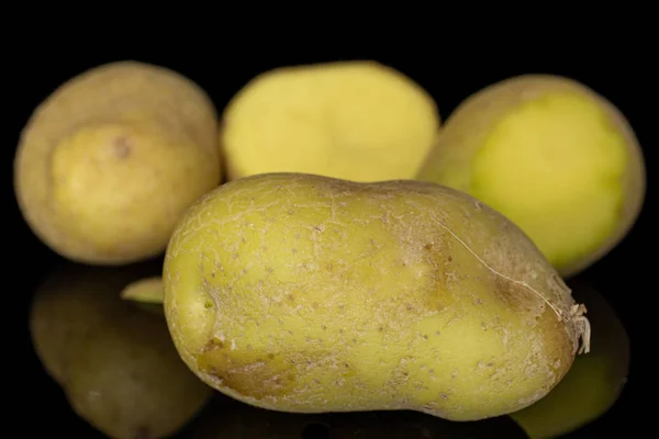 Rohe braune Kartoffel isoliert auf schwarzem Glas — Stockfoto