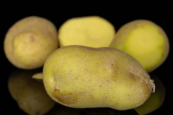 Batata marrom crua isolada em vidro preto — Fotografia de Stock