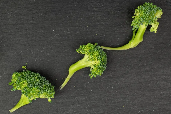 Broccoli di razza fresca su pietra grigia — Foto Stock
