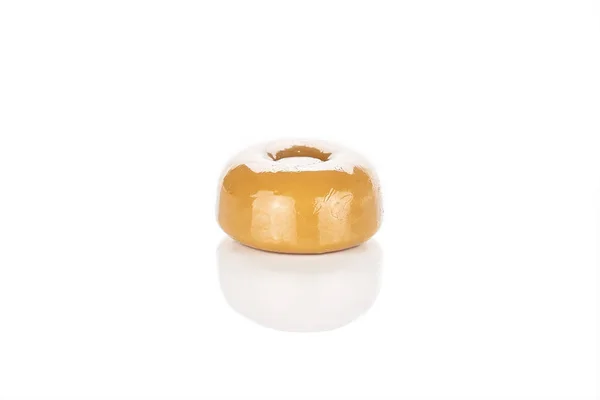 Brązowe karmelowe cukierki izolowane na białym — Zdjęcie stockowe