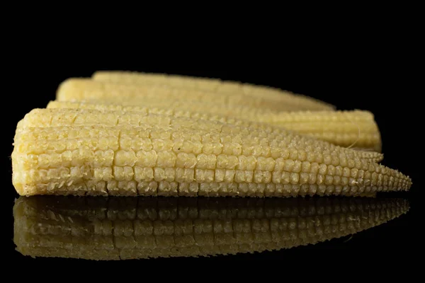 Milho em conserva isolado em vidro preto — Fotografia de Stock