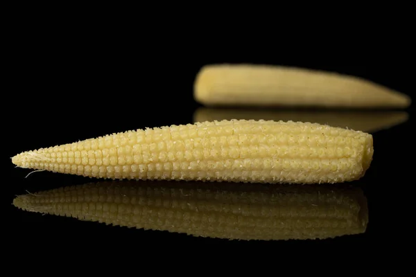 Marynowana kukurydza na czarnym szkle — Zdjęcie stockowe