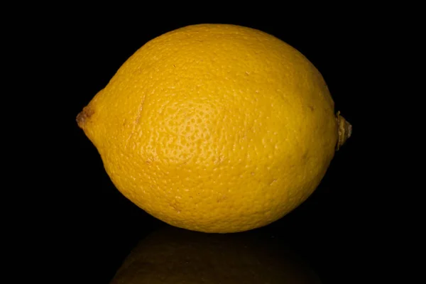 Citron jaune frais isolé sur verre noir — Photo