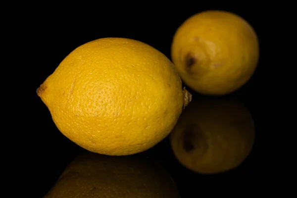 Limão amarelo fresco isolado em vidro preto — Fotografia de Stock