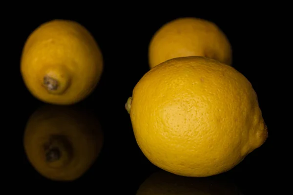 Limón amarillo fresco aislado sobre vidrio negro —  Fotos de Stock