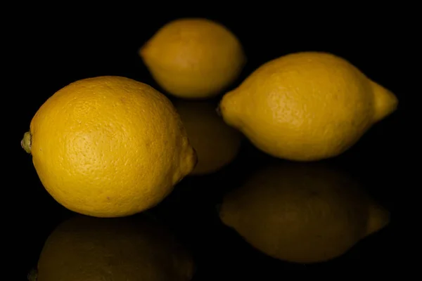 Limão amarelo fresco isolado em vidro preto — Fotografia de Stock
