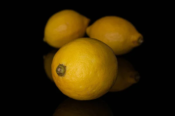 Limón amarillo fresco aislado sobre vidrio negro —  Fotos de Stock