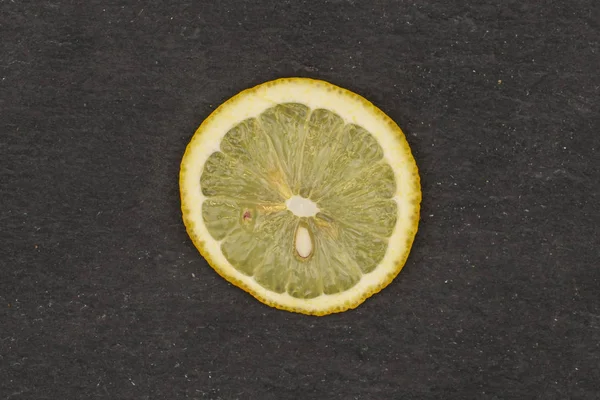 Świeża żółta cytryna na szarym kamieniu — Zdjęcie stockowe