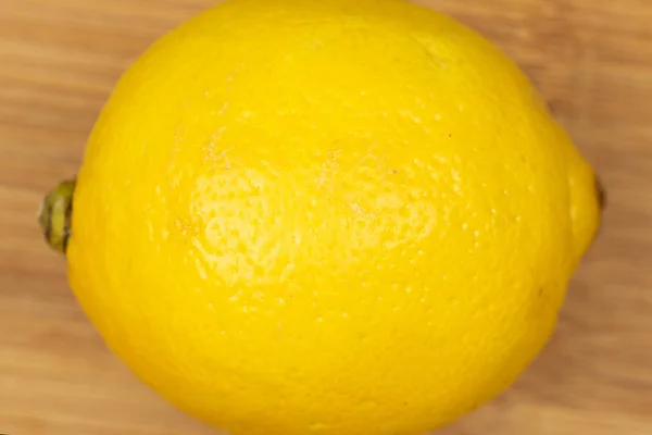 Citron jaune frais sur bois clair — Photo