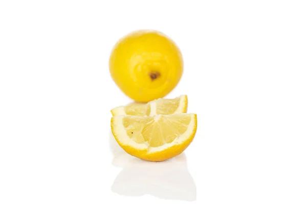 Frische gelbe Zitrone isoliert auf weiß — Stockfoto