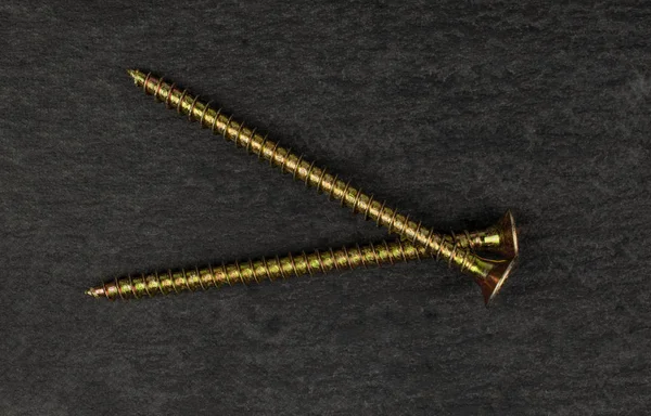 Gri taşın üzerinde parlak metalik cıvata — Stok fotoğraf