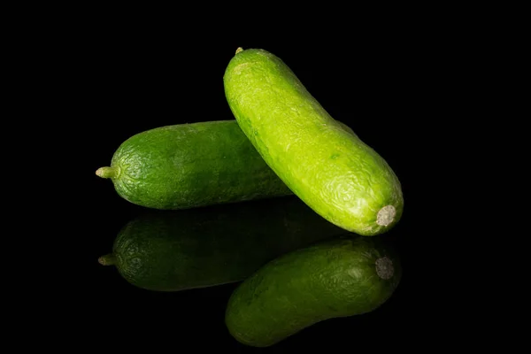 Verse mini komkommer geïsoleerd op zwart glas — Stockfoto