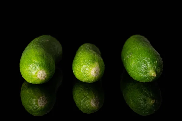 Frische Minigurke isoliert auf schwarzem Glas — Stockfoto