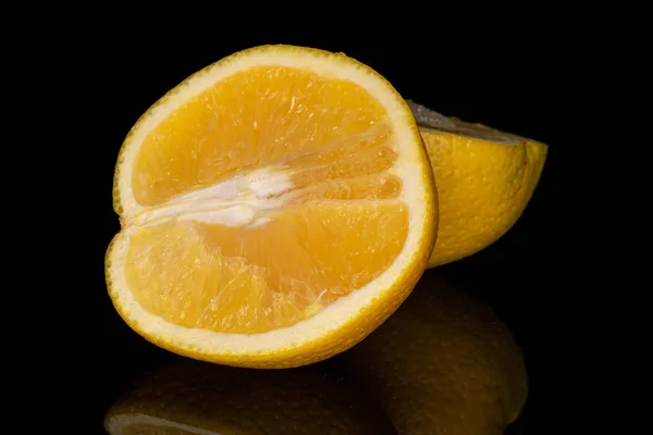 Свіжий яскравий апельсин ізольований на чорному склі — стокове фото