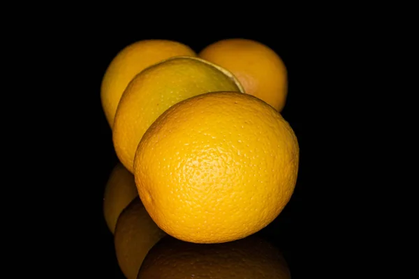 Laranja brilhante fresco isolado em vidro preto — Fotografia de Stock