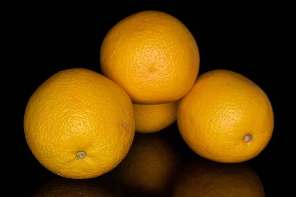 Laranja brilhante fresco isolado em vidro preto — Fotografia de Stock