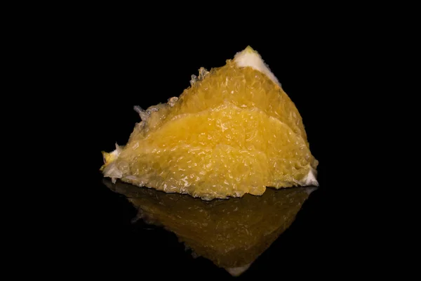 Naranja brillante fresco aislado en vidrio negro — Foto de Stock