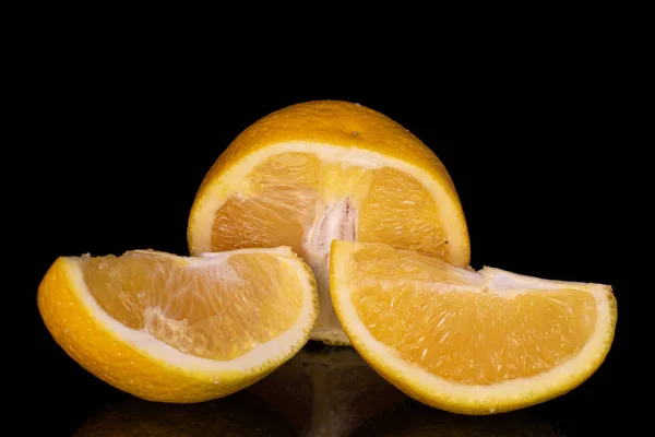 Свіжий яскравий апельсин ізольований на чорному склі — стокове фото