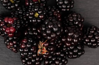 Gri taşta taze böğürtlen