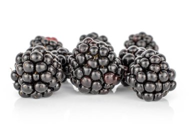 Bembeyaz taze böğürtlen