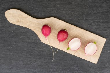 Gri taşta taze kırmızı turp