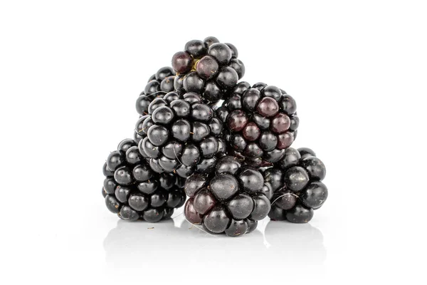 用白色隔开的新鲜黑莓 — 图库照片