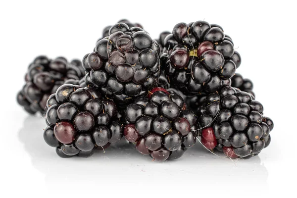 用白色隔开的新鲜黑莓 — 图库照片