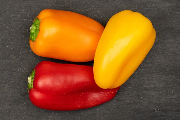 Groep Van Drie Hele Verse Peper Plat Grijze Steen — Stockfoto