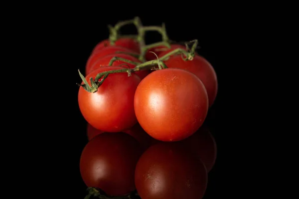 Frische rote Tomate isoliert auf schwarzem Glas — Stockfoto