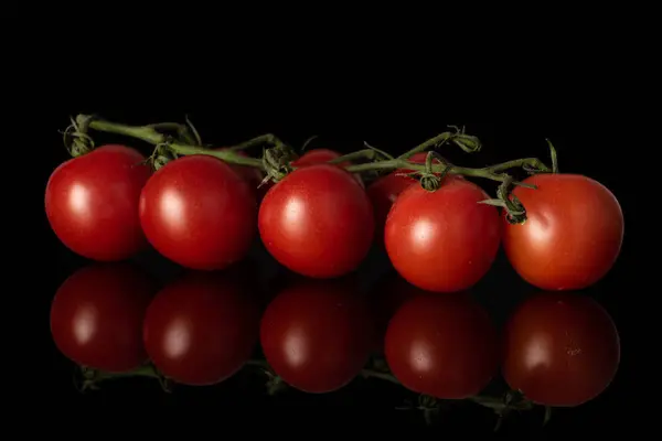 Pomodoro rosso fresco isolato su vetro nero — Foto Stock