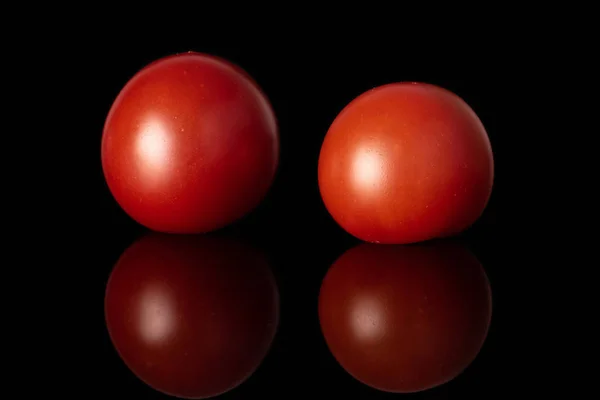 Verse rode tomaat geïsoleerd op zwart glas — Stockfoto
