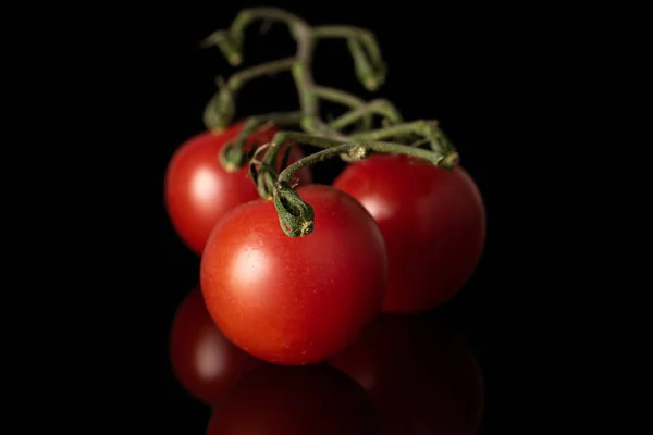 Tomate rojo fresco aislado en vidrio negro —  Fotos de Stock