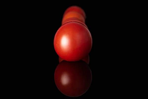 Φρέσκια κόκκινη ντομάτα απομονωμένη σε μαύρο γυαλί — Φωτογραφία Αρχείου