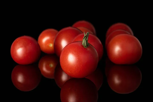 Frische rote Tomate isoliert auf schwarzem Glas — Stockfoto