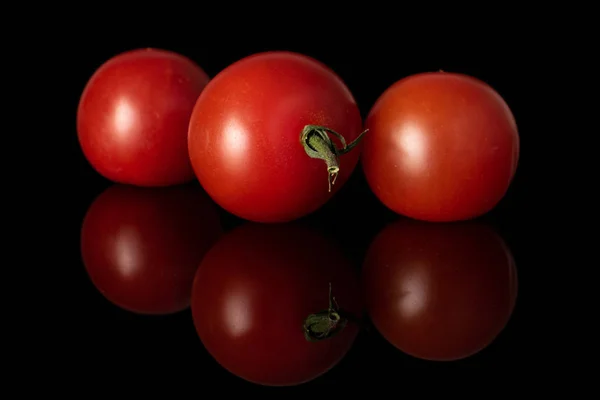 Siyah camda izole edilmiş taze kırmızı domates. — Stok fotoğraf