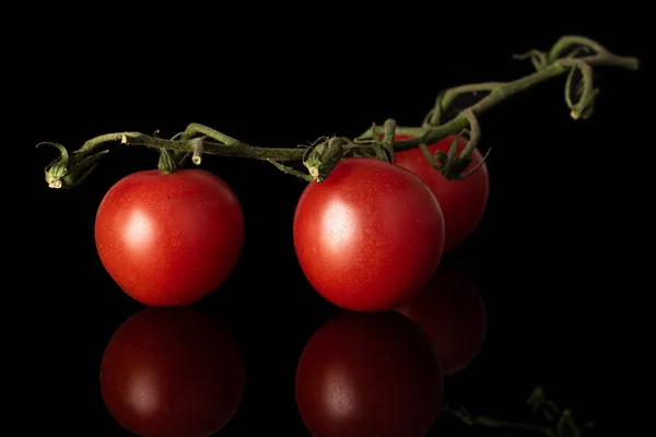 Tomate rojo fresco aislado en vidrio negro —  Fotos de Stock