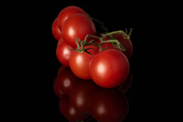 Tomate rojo fresco aislado en vidrio negro —  Fotos de Stock