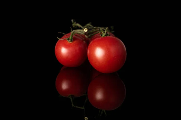 Свежий красный помидор, изолированный на черном стекле — стоковое фото