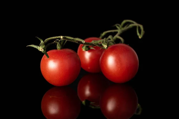 Pomodoro rosso fresco isolato su vetro nero — Foto Stock