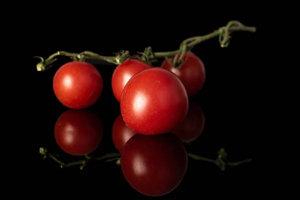 Frische rote Tomate isoliert auf schwarzem Glas — Stockfoto