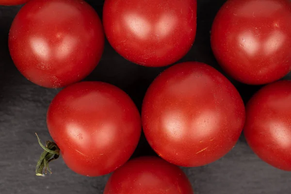 회색 돌 위에 있는 싱싱 한 붉은 토마토 — 스톡 사진