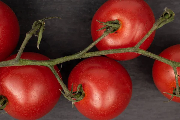 Färsk röd tomat på grå sten — Stockfoto