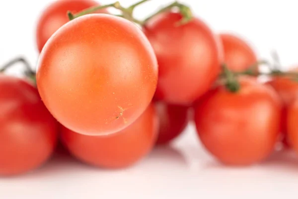 Färsk röd tomat isolerad på vit — Stockfoto