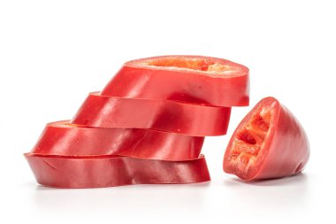 Tatlı kırmızı dolma biber beyazda izole edilmiş.