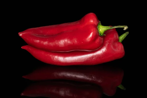 Γλυκό κόκκινο bell pepper απομονωμένο σε μαύρο γυαλί — Φωτογραφία Αρχείου