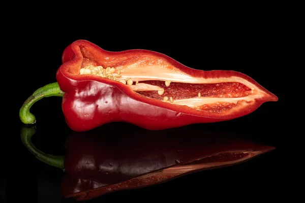 Γλυκό κόκκινο bell pepper απομονωμένο σε μαύρο γυαλί — Φωτογραφία Αρχείου